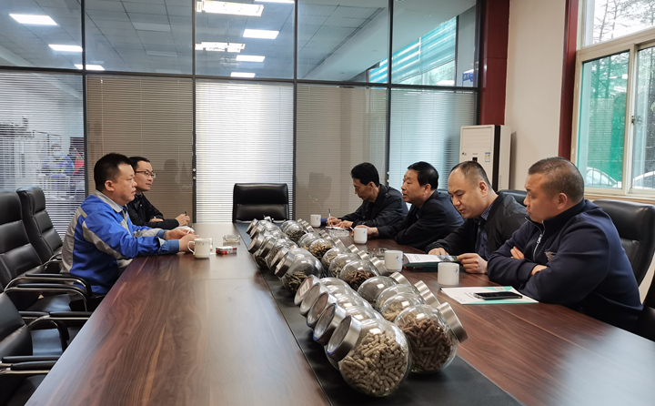 與集團總經(jīng)理孫寧波及部門(mén)負責人座談，就項目建設、環(huán)境影響、補貼政策等內容進(jìn)行了探討交流