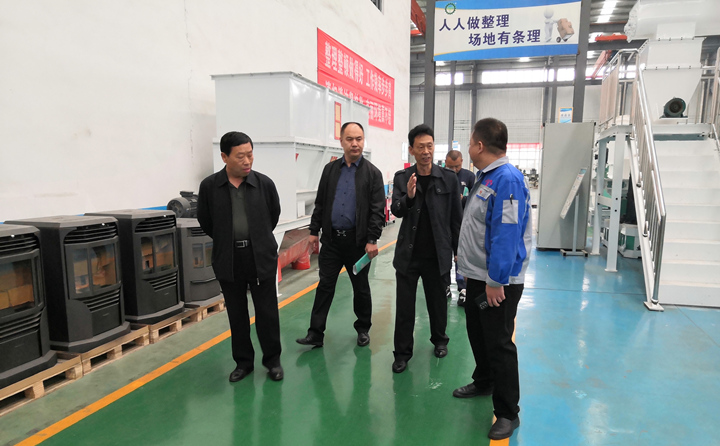考察組一行實(shí)地參觀(guān)了金格瑞顆粒機展廳