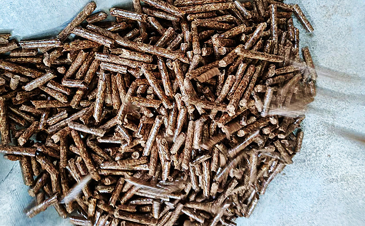 用木屑顆粒機生產(chǎn)線(xiàn)制作成生物質(zhì)顆粒燃料